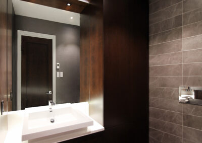 Design minimaliste pour une salle de bain rénovée